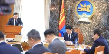 У.Хүрэлсүх хэнийг үлдээж, хэнийг явуулах вэ?