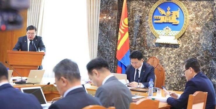 У.Хүрэлсүх хэнийг үлдээж, хэнийг явуулах вэ?