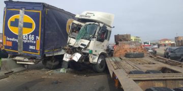 Баянзүрх дүүрэгт том оврын 2 автомашин осолдлоо