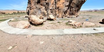 Тайхар чулууны ойр орчмыг тохижуулах нэрээр улсын төсвийн 9 сая төгрөгөөр цементлэжээ