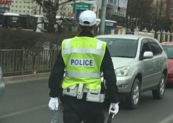 Чингэлтэй дүүрэгт замын хөдөлгөөний  зохицуулагч хийж байсан цагдаагийн алба хаагчийг мөргөжээ