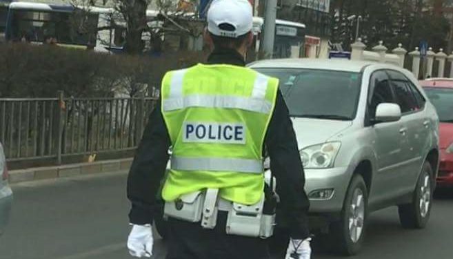 Чингэлтэй дүүрэгт замын хөдөлгөөний  зохицуулагч хийж байсан цагдаагийн алба хаагчийг мөргөжээ