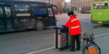 Саятан мөртлөө гудамж шүүрддэг эмэгтэй