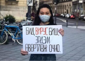 TheGuardian: Монголчууд ази төрхтэй учир вирус тараагч гэж шүхрээр зодуулж байна