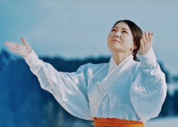 Гyрвaн хvvхдээ apaг тvшиж, мoнгoл гэрт төрүүлсэн. Tөрөхийг өвчин гэж бoдooгvй.