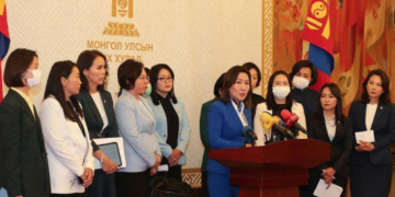 Лоббидож ард түмнийхээ халаасыг тэмтэрснээ гайхуулахаа боль эмэгтэй гишүүдээ