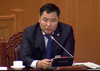 Ховдоос хоёронтоо сонгогдсон Пүрэвдорж гишүүн микрафон булаацалдаж дэггүйтжээ