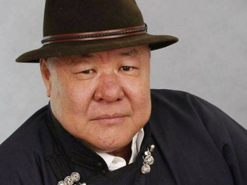 Сайхансамбуу: Монголчууд их өрөвчхөн улс, Энхбаяр даргыг дамжлаад явж байгааг харахаараа өрөвдөөд, уйлалдаад өмөөрөөд эхэлдэг