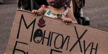 Гадаадад гацсан нутаг нэгтнүүдээ авахын оронд ‘дарамталлаа’ гэж эндүүрдэг Содбаатар сайд та ичээч