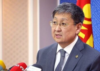 Ч.Хүрэлбаатар: Бид  бусад  улс  орноос  зээл  аваад л  байх нь зүйтэй