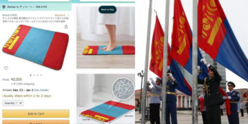 Япончууд Монголын төрийн далбаагаар гутлын алчуур хийн олон улсад худалдаалж байна. Эсэргүүцэж байгаа нь түгээ