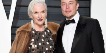 Цахилгаан машины ‘мангас’, тэрбумтан Элон Маскийн ээжийн сургааль