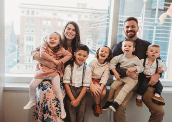 Дөpвөн xvvxэд vpчилж aвcaн xocyyдaд бypxaн юу бэлэглэсэн гээч