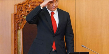 Энэ жагсаалын баатар нь хэн байв? У.Хүрэлсүх сүүлээ хавчаад зугатсан уу? эсвэл…