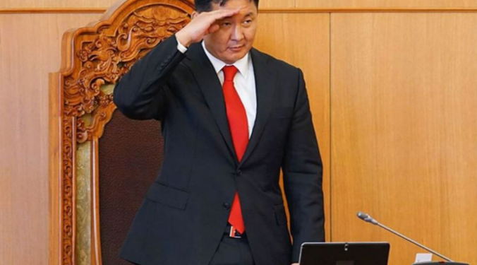 Энэ жагсаалын баатар нь хэн байв? У.Хүрэлсүх сүүлээ хавчаад зугатсан уу? эсвэл…