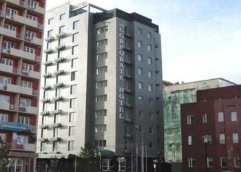 Тусгаарлалтад байсан нэг иргэн цонхоор унаж, нас баржээ