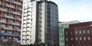 Тусгаарлалтад байсан нэг иргэн цонхоор унаж, нас баржээ