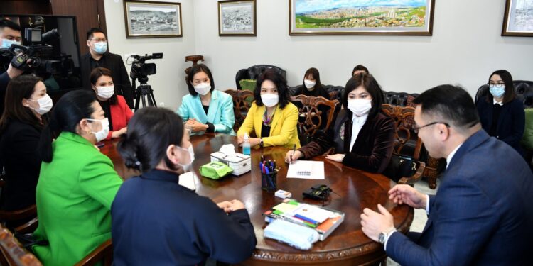 НИТХ-ын Эмэгтэйчүүдийн зөвлөлийн гишүүд хотын даргатай уулзлаа