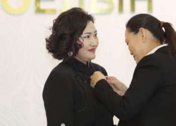 Уруулын будаг хамтлагийн Г.Ичинхорлоо хөдөлмөрийн хүндэт медалиар энгэрээ мялаалаа