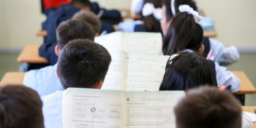 Зургаан настай сурагч охиныг багш нь дарамталдаг учир айсандаа өмдөндөө хүндэрсэн тохиолдол гарчээ