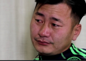 Жүжигчин Өөскө нулимстай нүдээр Аавынхаа тухай ярьж байна