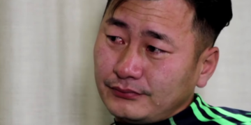 Жүжигчин Өөскө нулимстай нүдээр Аавынхаа тухай ярьж байна