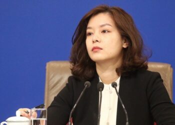 Хэдхэн өдрийн дотор олон сая фэнтэй болсон ХЯТАДЫН ХАМГИЙН ХӨӨРХӨН ОРЧУУЛАГЧ