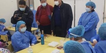 Эрүүл мэндийн сайд ХОЁР ХУУШУУР, БАЙЦААНЫ САЛАТААР эмч нарын хоолны асуудлыг аргалав