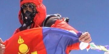 Б.Цэвээндаш: Эверестийн өндөрт авирч байхад газар хөдөлж, цас, мөс, том хад чулуу нурж орж ирж байсан