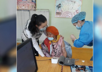 101 настай буурай дархлаажуулалтын цэг дээр өөрийн биеэр очиж, вакцинаа хийлгэжээ