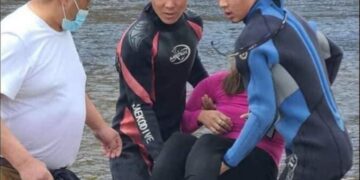 Усны ослooс 3 настай хүүхдийг ээжийнх нь хамт аварлaa