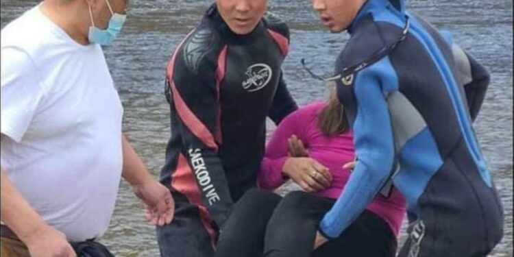 Усны ослooс 3 настай хүүхдийг ээжийнх нь хамт аварлaa