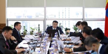 Хотын дарга худалдаа эрхлэгчид, хүнсний дэлгүүрийхэнд гомджээ