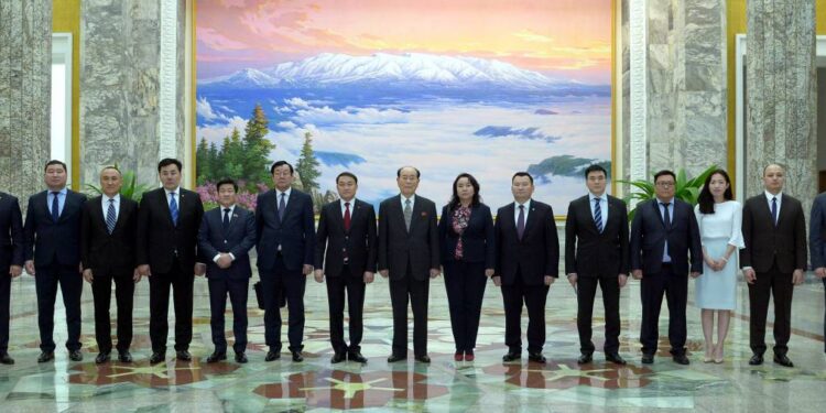 МАН-ын генсек Д.Амарбаясгалан тэргүүтэй төлөөлөгчид Хойд Солонгост айлчилж намын боловсон хүчин бэлтгэх сургалтын арга зүйтэй танилцаж зөвлөгөө авчээ