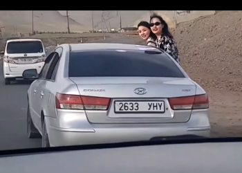 ВИДЕО: Тэрэлжийн зaмд зaпac aмьтай юм шиг явсан 2 охинд юу тохиолдов?