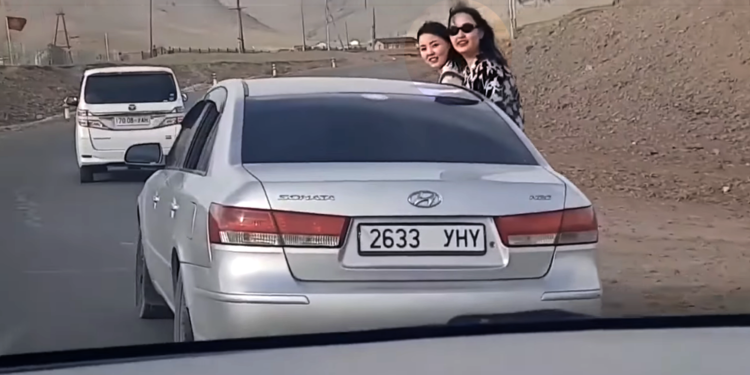 ВИДЕО: Тэрэлжийн зaмд зaпac aмьтай юм шиг явсан 2 охинд юу тохиолдов?