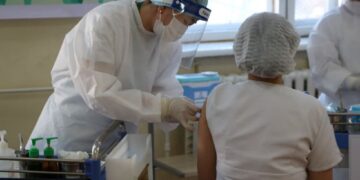 Ж.Оюунбилэг: Астра Зенека хийлгэсэн хүмүүсийн 100 хувьд, Вероселл хийлгэсэн хүмүүсийн 99.3 хувьд нь эсрэг бие үүссэн