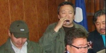 Сүхбаатарт хийх уулзалт нь борооноос болж хойшилсонд Д.Энхбат өрсөлдөгчөө ийнхүү ХАРДАВ