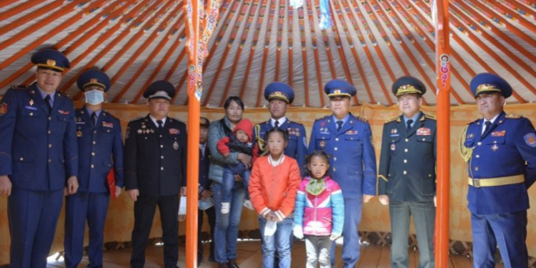 Энхийг сахиулагчид онцгой байдлын хоёр алба хаагчид гэр бэлэглэв