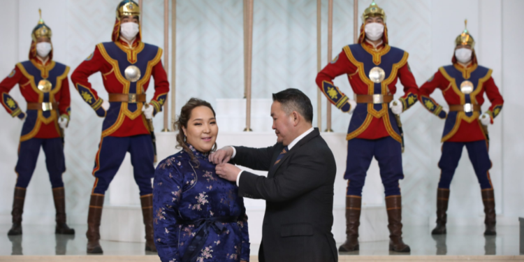 Э.Бурмаа: “Ганцаас газар дүүрлээ” гэж ээж минь ярьдаг болохоор 6 хүүхэдтэй болсондоо маш их баярлаж явдаг