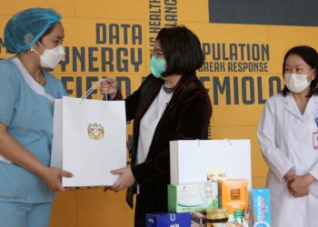 Эмч, эмнэлгийн ажилтнуудад дархлаа дэмжих багц гардууллаа