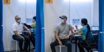 Хонгконг ашиглаж амжаагүй 2 сая тун Pfizer вакцинаа хаяхаар болжээ