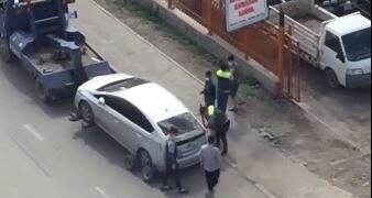 Бичлэг: Ачилтын компанийнхан иргэний машиныг бөөнөөрөө нийлэн тaнxaйpч, ачиж явж байна