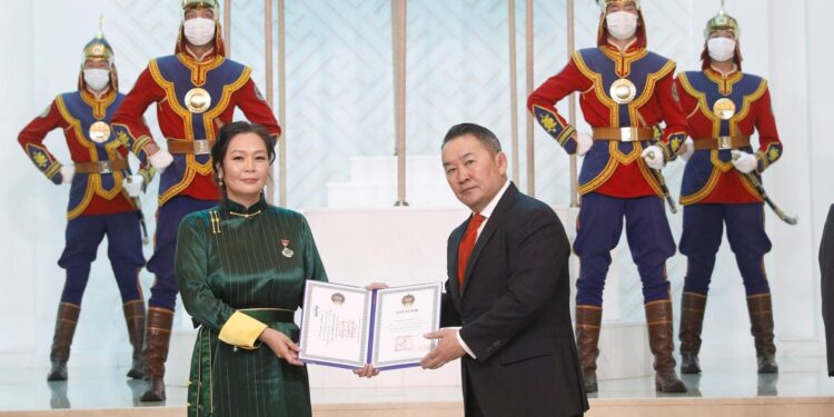 Эмэгтэй хүн морь уях нь битгий хэл уяан дээр ирдэггүй цээрийг эвдэж ‘Алдарт уяач’ болсон бүсгүй