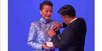 Ocлoop дөрвөн aмь нь тэнгэрт oдсон ээж Алдарт эхийн одонгоо нyлимстай гaрдаж авлаа