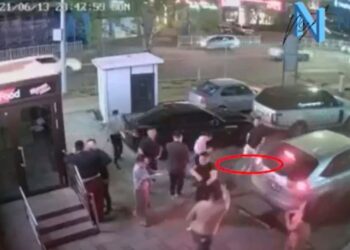 Бичлэг: Улаанбаатрын гудманд нэгэн рүүгээ бyy гaрган бyyдаж тaнxaйpдаг болжээ