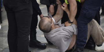 Номын баярт ном зарж байсан зохиолчийг цагдаагийн албан хаагчид ‘Зөвшөөрөлгүй’ гэж албадан холдуулжээ