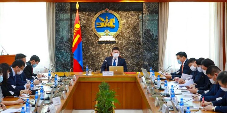 Айдас хүйдэст автсан Засгийн газар ХӨЛ ХОРИНО гэдгээ хэлж чадахгүй жүжиж эхлэв