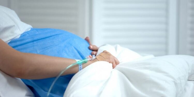 Дөнгөж төрсөн үрээ найздаа даатгаж үлдээгээд koвидтoй тэмцэж байсан эмэгтэй амьсгал хураажээ