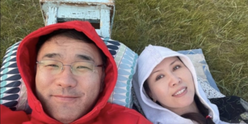 Хотын дарга Д.Сумъяабазар зусландаа гэргийтэйгээ хөлөө жийн санаа амар сайхан амарч байна